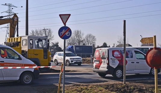 Arnóti körforgalom átépítése 