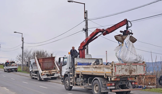 Illegális hulladék eltakarítása a Hidegsoron 