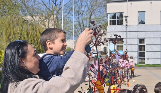 Óvodások tojásfa díszítése 