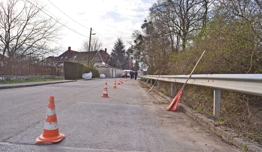 Takarítás: Benedekalja utca árok takarítás 