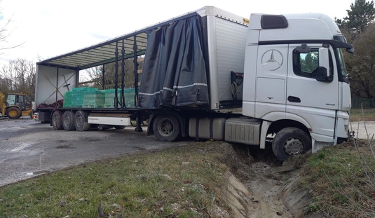 Elakadt egy kamion Miskolctapolcán 