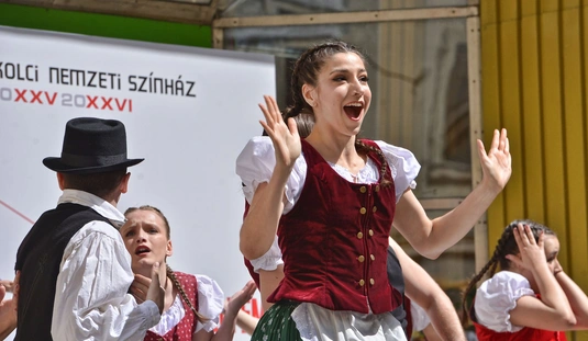 Évadhirdető a színházban