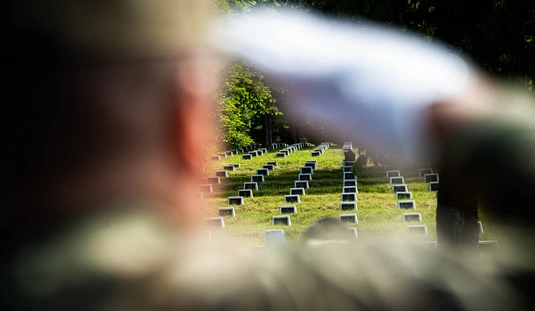 Koszorúzás a Hősök temetőjében