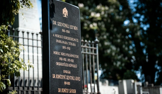 Megkoszorúzták a korábbi polgármesterek sírjait