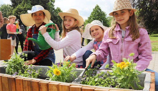 Virágültetés a Népkertben