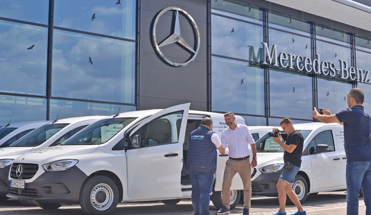 Nyitott Ajtó Baptista Központ és a Mercedes-Benz Mc 26 darab autó átadása