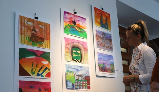 Isten tenyerén című kiállítás megnyitója a Művészetek Házában