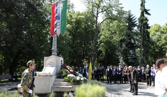 Nemzeti Összetartozás Napja - megemlékezés a népkerti országzászlónál
