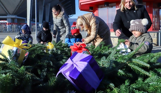 Adventi koszorú díszítése a DVTK Stadionnál