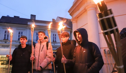 Lévay 200: zenés-fáklyás felvonulás Miskolc belvárosában