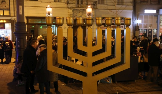 Hanuka gyertyagyújtás Miskolcon. Fotó: Juhász Ákos