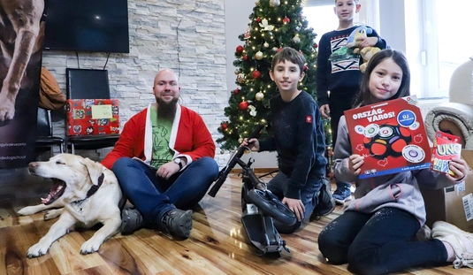 Karácsonyi ajándékozás látássérült és rászoruló gyermekeknek