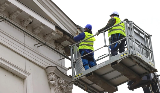 Veszélytelenítési munkálatok a Nagyszínház homlokzatán