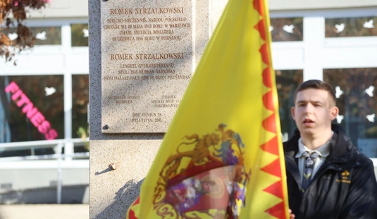 Megemlékezés a Romek-emlékoszlopnálnál. Fotó: Juhász Ákos