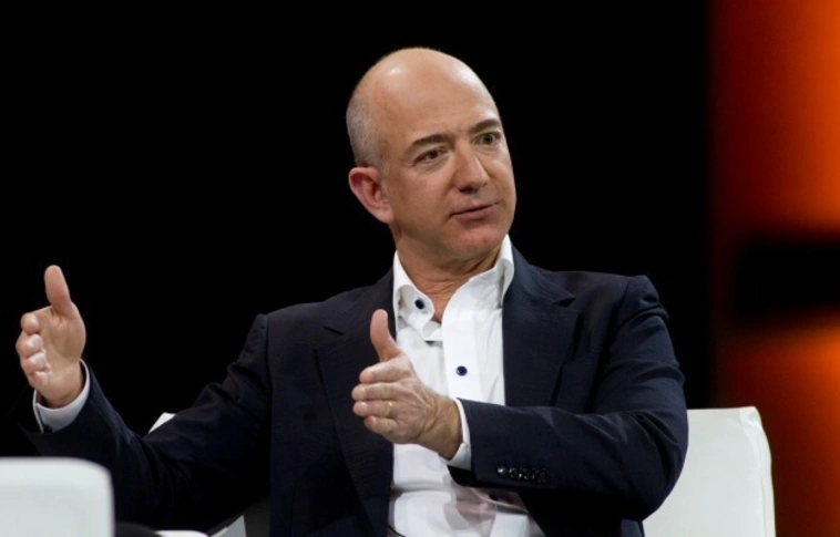 Jeff Bezos zsarolással vádolja az egyik amerikai bulvárlap kiadóját 