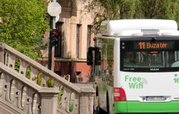 Egy nappal tovább marad ideiglenes helyén a 11-es busz megállója