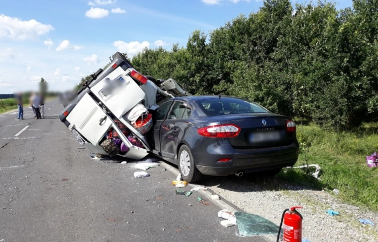 Tömegszerencsétlenség a 42-es főúton - újabb román kisbusz karambolozott! (Rendőrségi felvételekkel!)