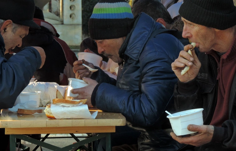 „Rotary karácsony a rászorulókért” – Ételosztás az Újgyőri főtéren