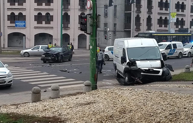 Kisteherautó és személygépkocsi rohant egymásba a Macropolis előtt, egy nő megsérült