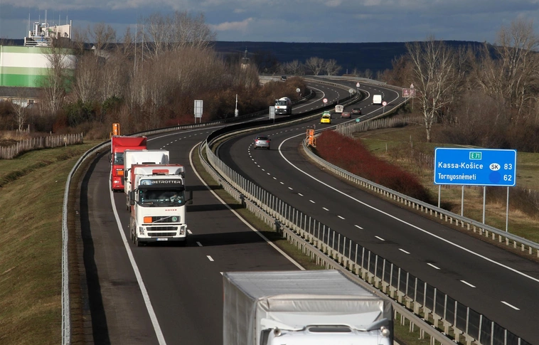 A hőségriasztás miatt felfüggesztik a hétvégi kamionstopot