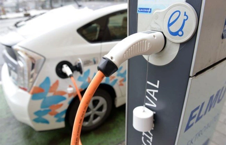 Az idén 600 új töltőállomást alakítanak ki elektromos autókhoz