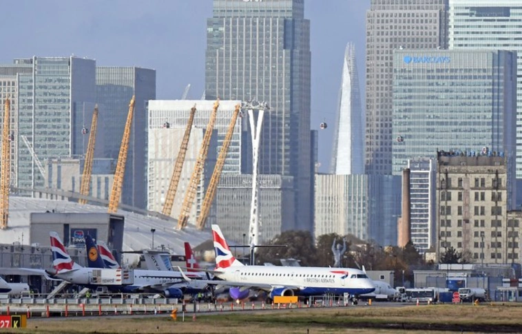 Bombát találtak egy londoni reptéren – Egész napra lezárták