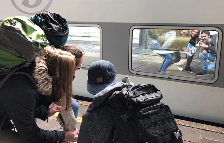 Ingyen utazás jöhet? – Keddtől pályázhatnak a fiatalok ingyenes vasúti bérletre