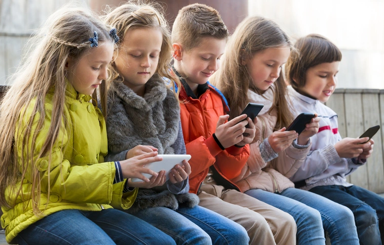 Hogyan óvjuk gyermekünket az online térben?