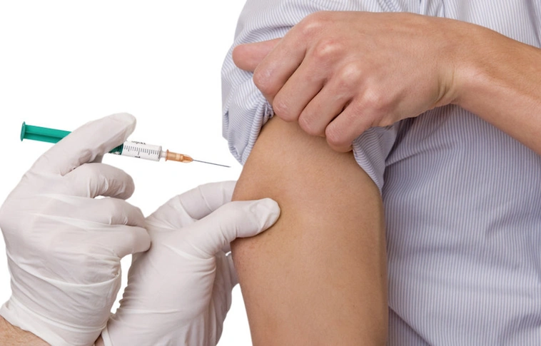 A kormány kiterjesztené a HPV elleni védőoltást a fiúkra