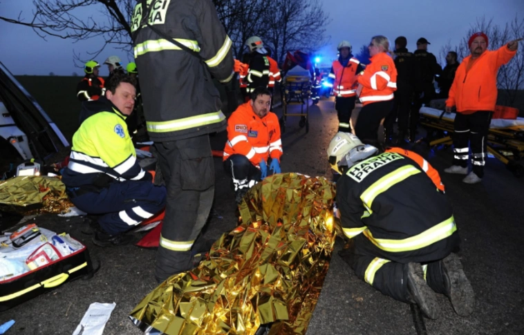 Szörnyű buszbaleset Prágánál – három ember meghalt, 45 megsérült! - FOTÓK