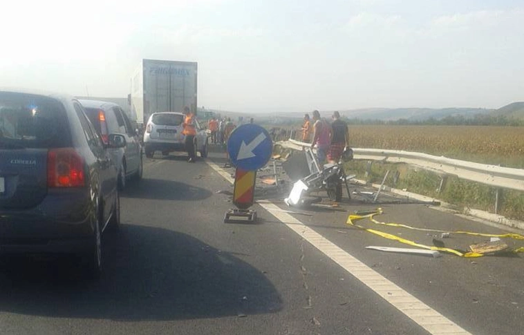Tűzoltók emelték ki a sérülteket a kocsiból az M3-ason