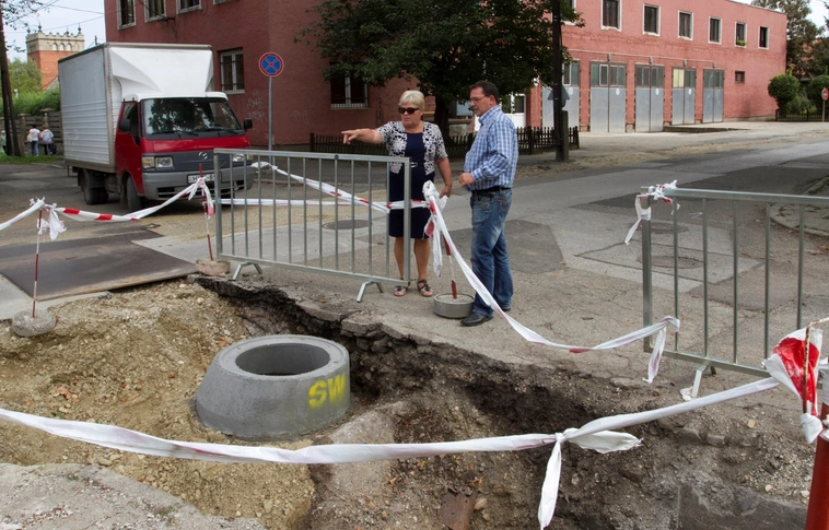 Százötvenmillióból végeznek útfelújítást, járdaépítést, csatornázást a Vasgyárban