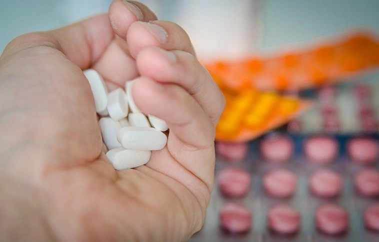 Nagy mennyiségű opioid fájdalomcsillapítót találtak a pénzügyőrök Röszkén