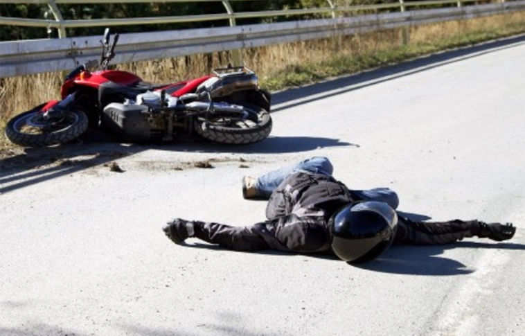Balesetben meghalt egy motoros a 84-es főúton