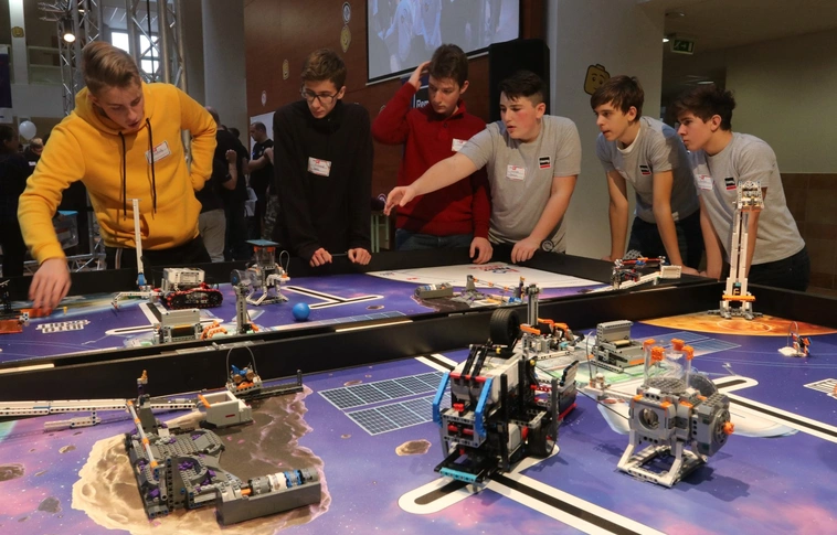 Programozható robotok csaptak össze a Ferencziben (Képgalériával!)