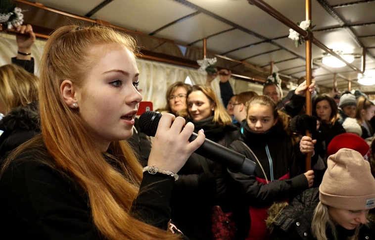 Dallamok szárnyán – Ismét élőzene az Adventi Villamoson!