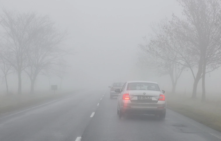 Tartós, sűrű ködre figyelmeztet a meteorológiai szolgálat – Vezessenek óvatosan!