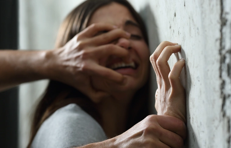 Nyolcan erőszakolták meg a fiatal lányt egy borsodi kis faluban