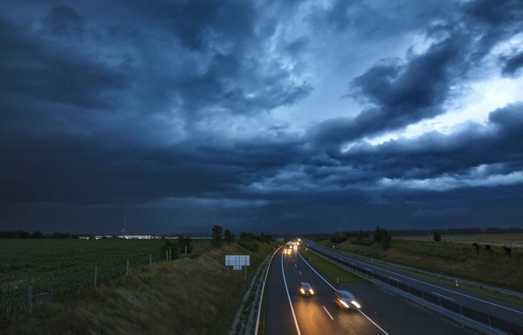 Több tízezer fogyasztónál nincs áram, leszakadt felsővezeték, kidőlt fák - Tombolt a vihar hazánkban