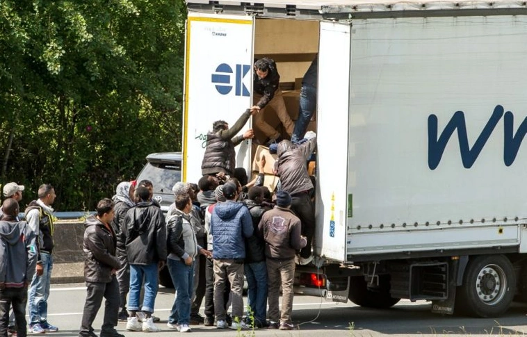 Több mint ötven migránst találtak egy román kamionban Nagylaknál