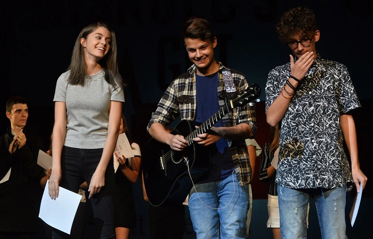 Élő tehetségkutató show-val és fényfestéssel zárult a színházi évadnyitó