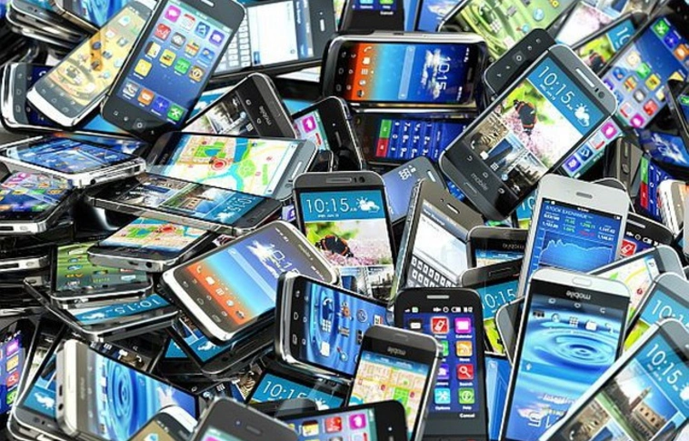 Papíron utaztatták a mobilokat, a NAV lecsapott a cégcsoportra
