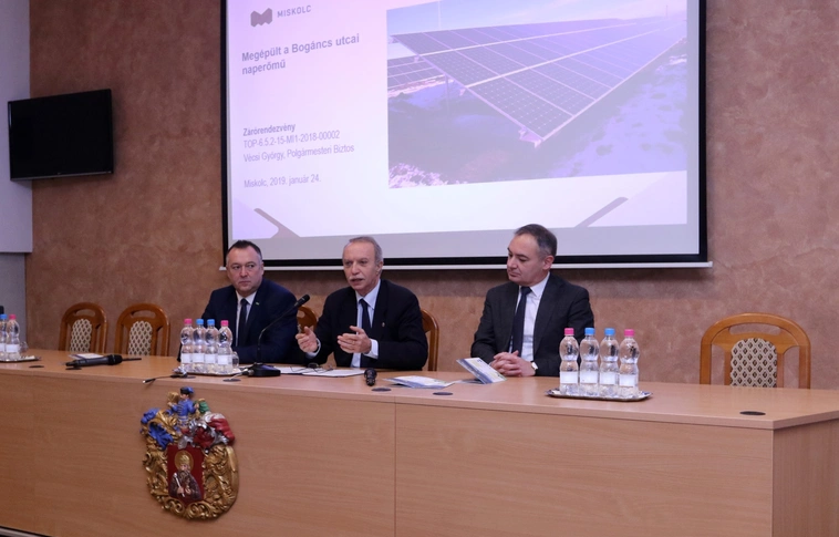 Megépült a Bogáncs utcai naperőmű – Több tízmilliót spórolnak az intézmények