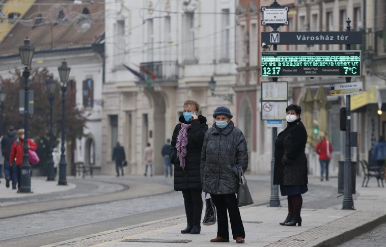 A megállókban továbbra is kötelező a maszkviselés.