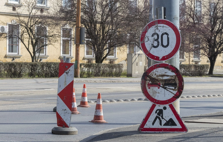 Úttesten folyó munkálatok - Útépítés