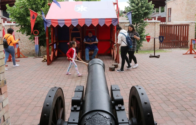 pajta játék, lovagi tornák tere,