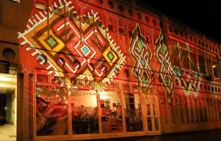 avasi közösségi kávézó fényfestés