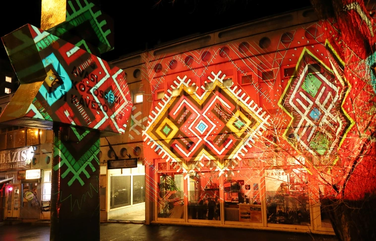 avasi közösségi kávézó fényfestés