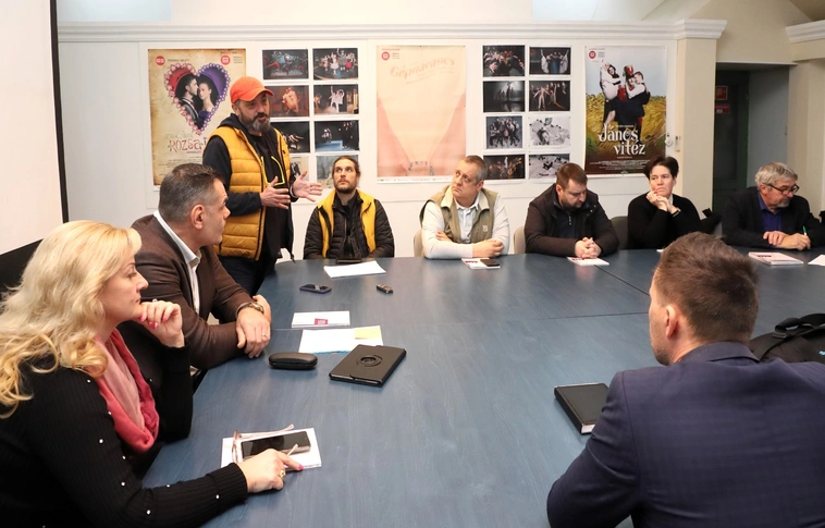 kulturális bizottsági ülés színáz tárgyaló