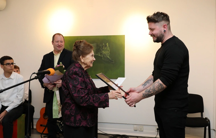 Dr. Nikolaeva Maria átadja a Mazsaroff-díjat Határ Attilának